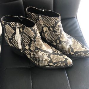 Ankle boots in great condition like new never worn snake print sale $$$$$$$
